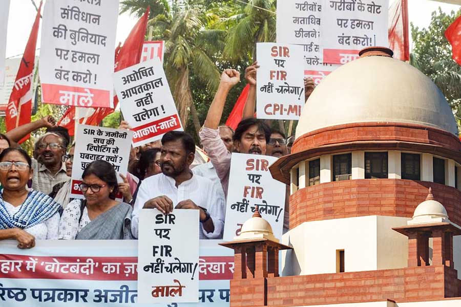 আধার-ভোটার গ্রহণের ‘সুপ্রিম’ পরামর্শে না, বিহার SIR-এর বিরুদ্ধে মামলা খারিজের দাবি কমিশনের