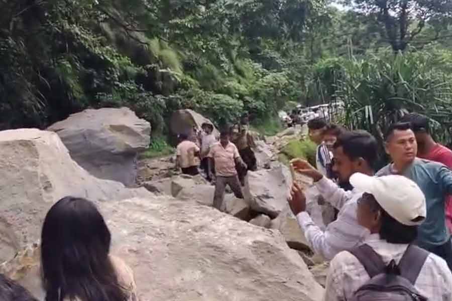 ধস নেমে শিলিগুড়িতে বন্ধ ১০ নম্বর জাতীয় সড়ক, আটকে নিত্যযাত্রী-পর্যটকরা