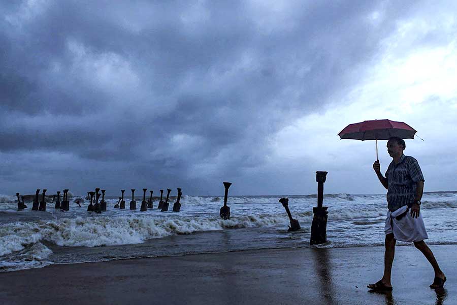 ফের ঘূর্ণাবর্তের ভ্রূকুটি! টানা বৃষ্টিতে ভাসবে বাংলা, সমুদ্র উত্তাল হওয়ার আশঙ্কা