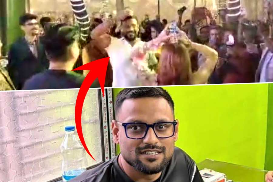 মদের গ্লাস মাথায় ‘জামাল কুদু’, উদ্দাম নাচ TMCP নেতার!