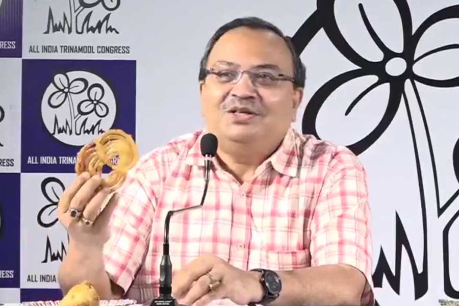 খাবারের উপর ‘বিধিসম্মত সতর্কীকরণে’র ফতোয়া, কেন্দ্রকে নিশানা কুণাল ঘোষের