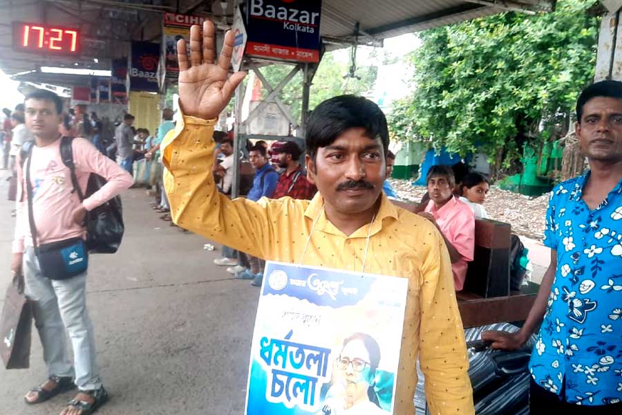 ট্রেনে, স্টেশনে ঘুরে ২১ জুলাইয়ের প্রচারে ব্যস্ত ‘একা কুম্ভ’ ভাই দাস