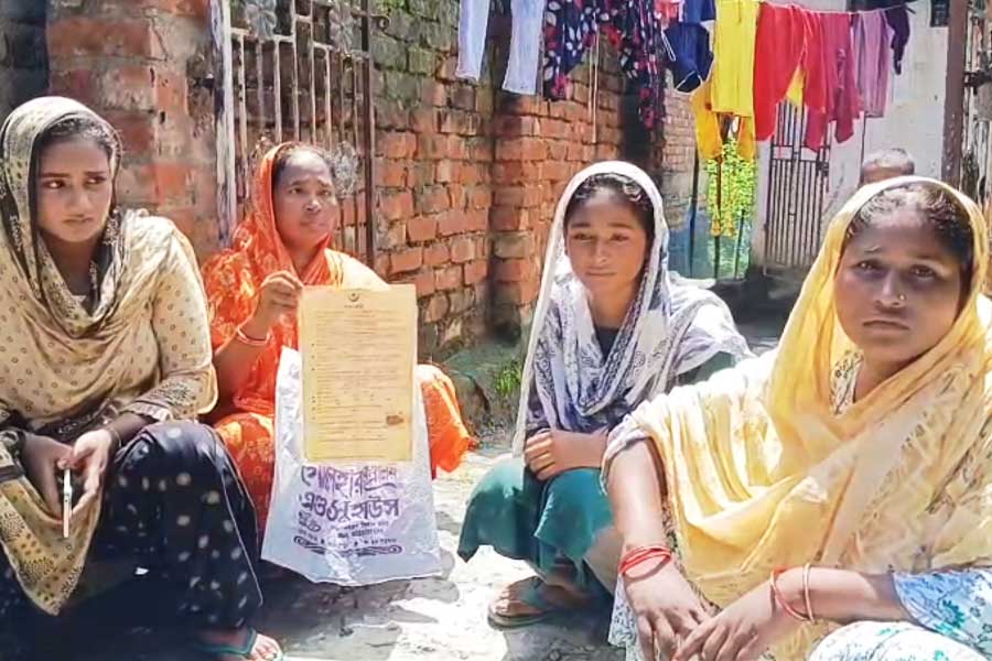 ছেলে হয়নি কেন? ৩২ বছরের বিয়ের পর স্ত্রীকে বাড়িছাড়া স্বামীর! ৩ কন্যাকে নিয়ে ধরনা প্রৌঢ়ার