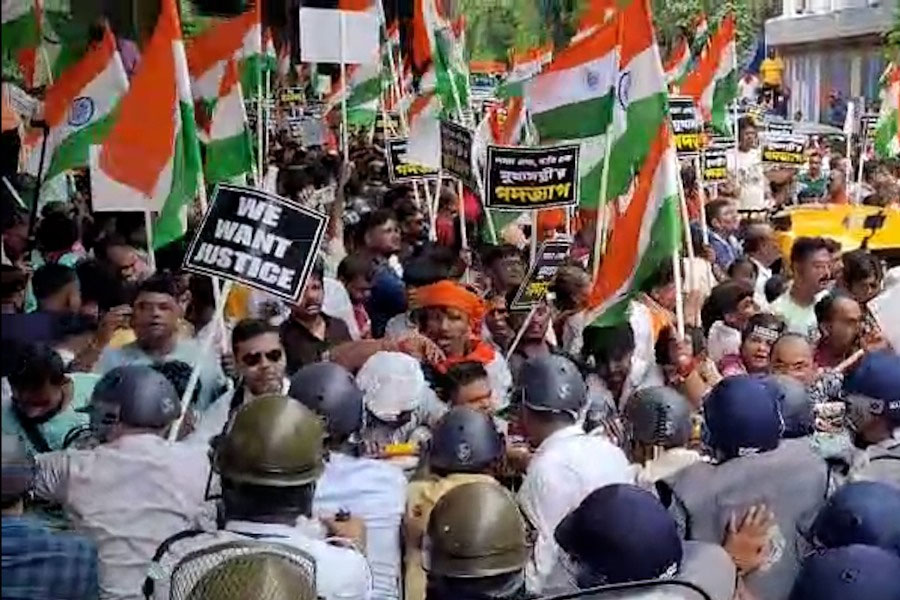 নবান্ন অভিযানের নামে ‘গুন্ডামি’, পুলিশের উপর হামলা! বিজেপি নেতাদের বিরুদ্ধে ৭ FIR