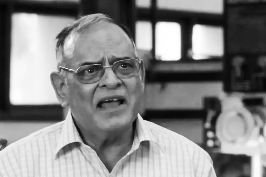 প্রয়াত ‘থ্রি ইডিয়টস’-এর কড়া অধ্যাপক অচ্যুত পোতদার, শোকে বিহ্বল বলিউড