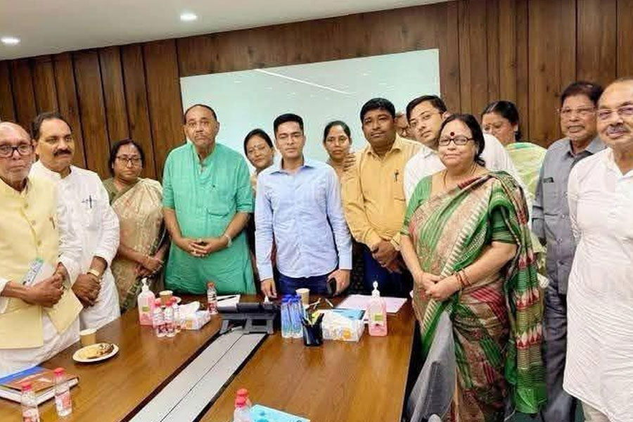 ‘সব নজর রাখছি’, গোষ্ঠীদ্বন্দ্ব হলেই কড়া ব্যবস্থা! বৈঠকে মালদহ নেতৃত্বকে হুঁশিয়ারি অভিষেকের