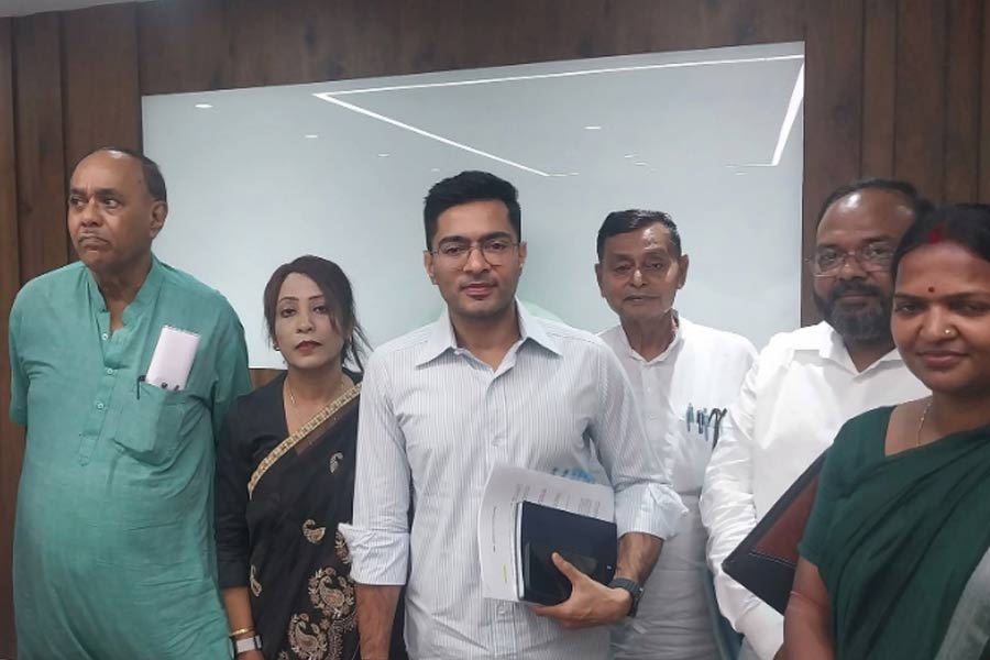 ছাব্বিশের আগে সাংগঠনিক রদবদলই লক্ষ্য, দুই বর্ধমানে জেলা নেতৃত্বের সঙ্গে বৈঠকে অভিষেক