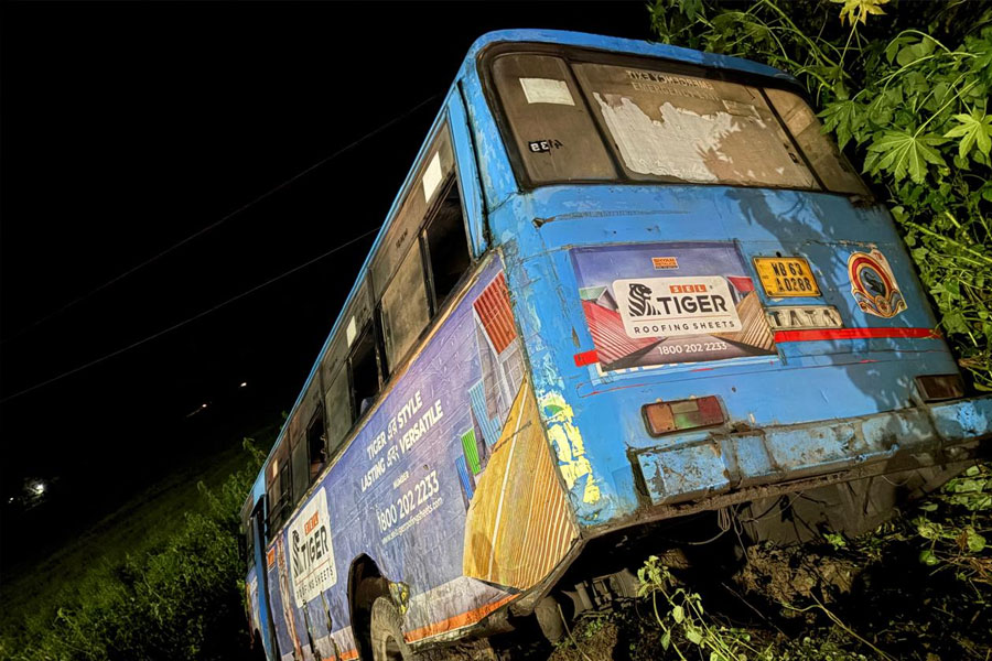 বাস-বোলেরো-পিকআপ ভ্যানের সংঘর্ষে দক্ষিণ দিনাজপুরে মৃত ২, প্রবল উত্তেজনা