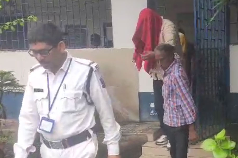 ভুয়ো ভারতীয় পাসপোর্টে জার্মানি যাওয়ার ছক! দমদম বিমানবন্দরে গ্রেপ্তার বাংলাদেশি