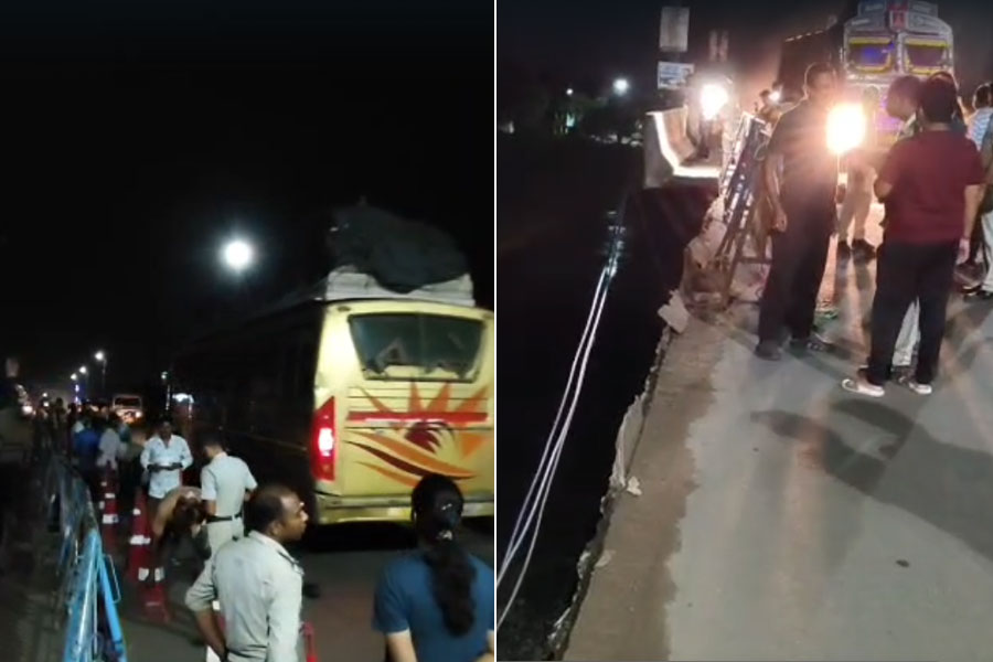 আরামবাগে ভাঙল রামকৃষ্ণ সেতুর একাংশ, পাঁচ জেলার সঙ্গে যোগাযোগ বিচ্ছিন্নতার আশঙ্কা
