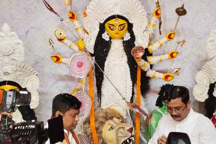 ‘বাঙালি বিরোধী’ তকমা হটানোর মরিয়া চেষ্টা! ভিনরাজ্যে দুর্গাপুজোয় বাঙালি নেতাদের পাঠাবে বিজেপি