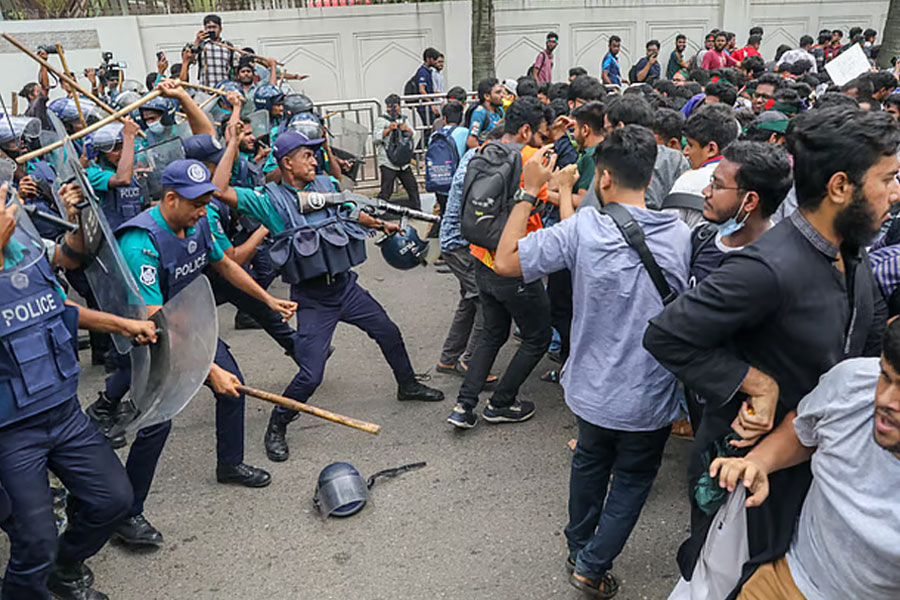 ফের ছাত্র আন্দোলনে অগ্নিগর্ভ বাংলাদেশ, ইউনুসের বাসভবন অভিযান রুখতে ‘নিষ্ঠুর’ পুলিশ!