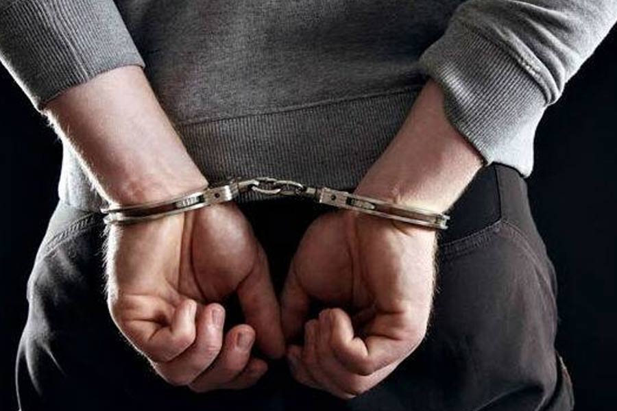 ‘খুনে’র সুপারি নেওয়ার জন্য ছাপিয়েছিল ভিজিটিং কার্ড! ৩ বছর পর এবার অস্ত্র-সহ গ্রেপ্তার ক্যানিংয়ের কুখ্যাত বুলেট