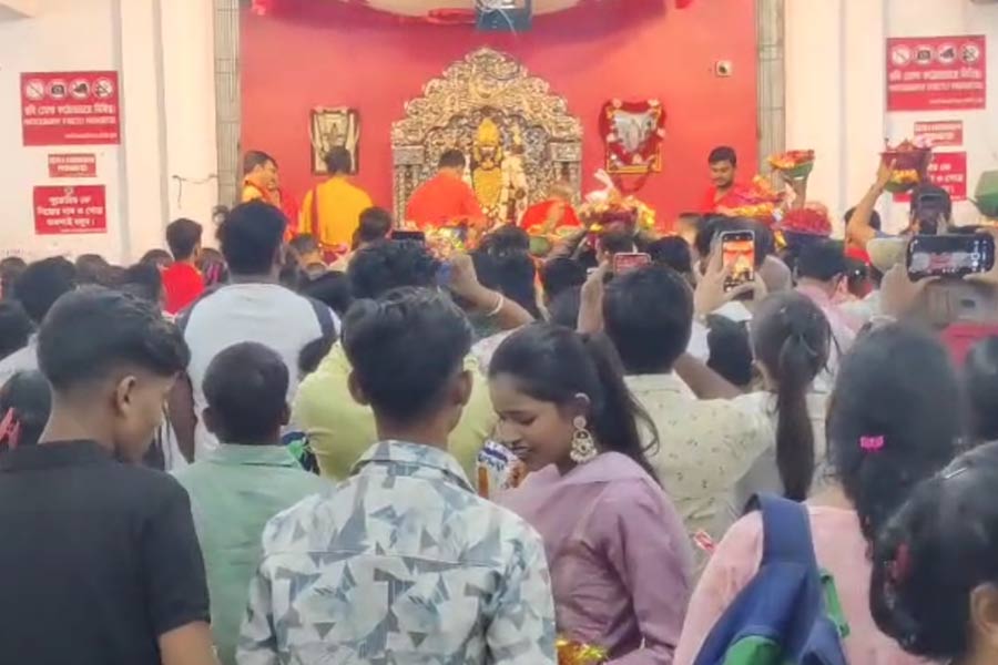 অনলাইনে পুজোর হিড়িক! কৌশিকী অমাবস্যায় রেকর্ড ভিড় নৈহাটির বড়মার মন্দিরে