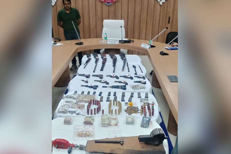 করা যেত তিন-চারঘণ্টা ফায়ারিং! রহড়ায় উদ্ধার বিপুল অস্ত্র ভাণ্ডারের পিছনে নাশকতার ছক?