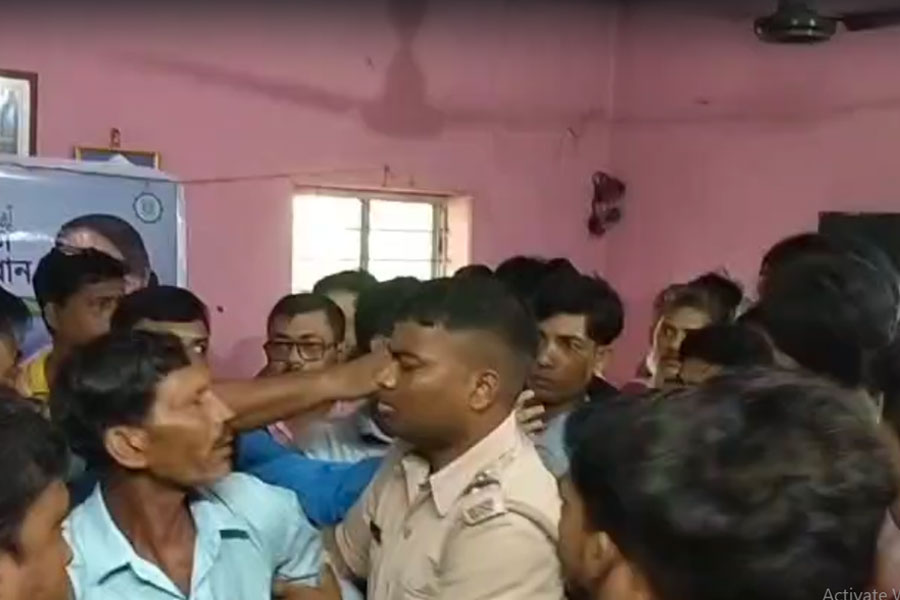 ‘আমাদের পাড়া, আমাদের সমাধান’ ক্যাম্পে কাজে বাধা ISF কর্মীদের! বসিরহাটে ধুন্ধুমার