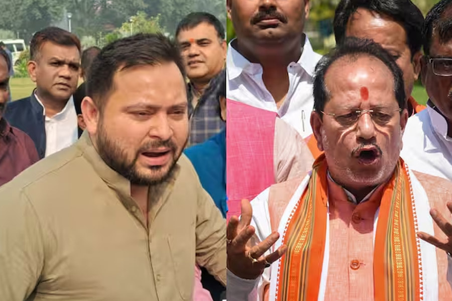 বিহারের উপমুখ্যমন্ত্রীর নাম ভোটার তালিকার দু’জায়গায়! FIR দায়েরের দাবি তেজস্বীর