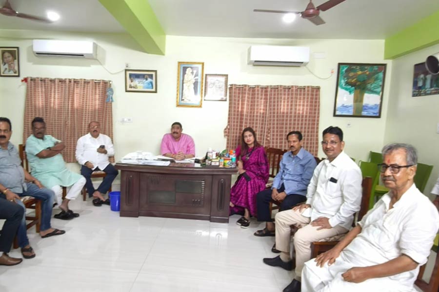 ‘আহ্বায়ক’ হয়েই কোর কমিটির বৈঠক অনুব্রতর, মমতার ছবিতে কালির প্রতিবাদে নয়া কর্মসূচি