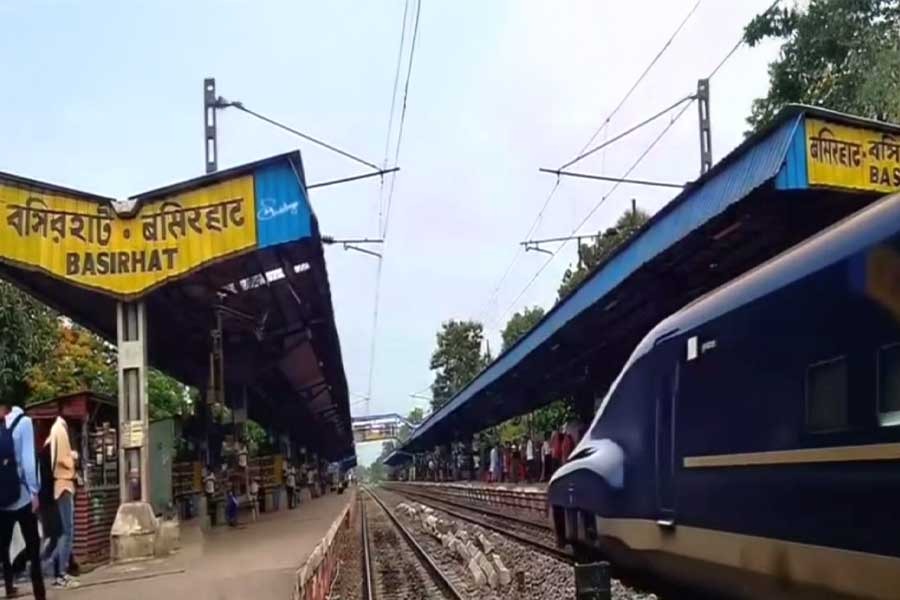 বাঘ হেঁটেছিল মাদ্রাসায়, এবার বসিরহাট স্টেশনে ছুটল বুলেট ট্রেন! ভাইরাল ভিডিও’র সত্যতা জানেন?