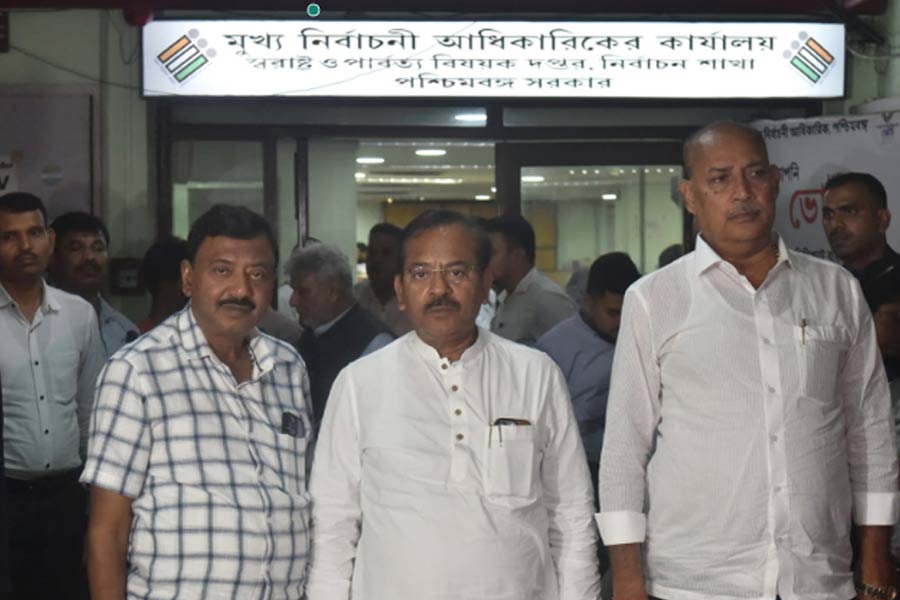 ‘কারও ভোটাধিকার কাড়া চলবে না’, CEO-তে সর্বদল বৈঠকে ‘নিরপেক্ষতা’র দাবি তৃণমূলের