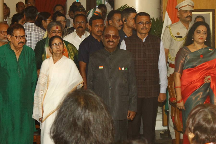 চা চক্রে যোগ দিতে রাজভবনে মুখ্যমন্ত্রী, হাসিমুখে স্বাগত জানালেন আনন্দ বোস
