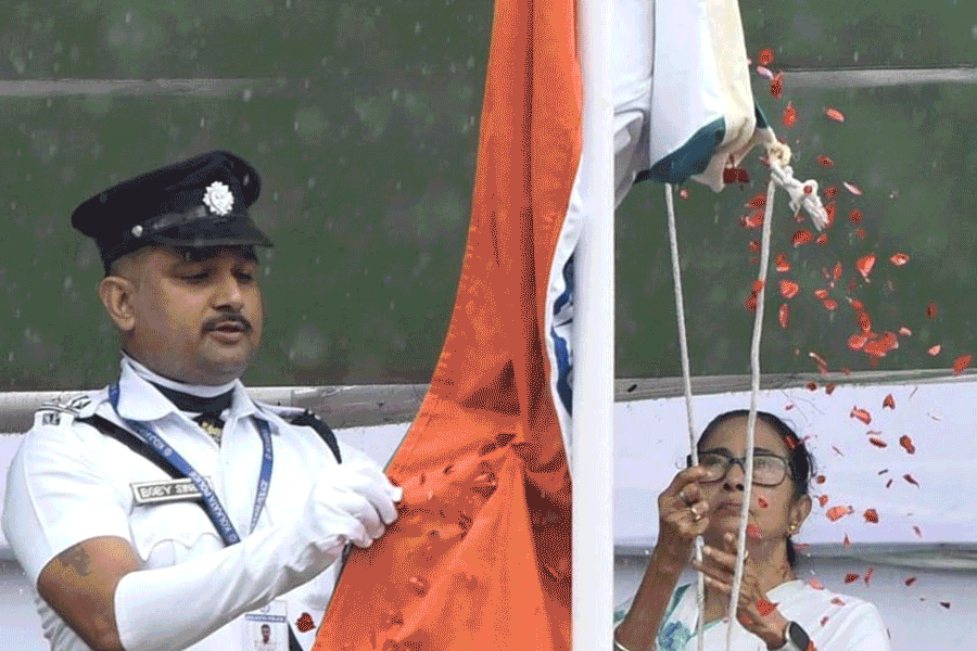 বৃষ্টি উপেক্ষা করে স্বাধীনতা দিবসে রেড রোডে মুখ্যমন্ত্রী, দেখুন বর্ণাঢ্য উদযাপনের নানা মুহূর্ত