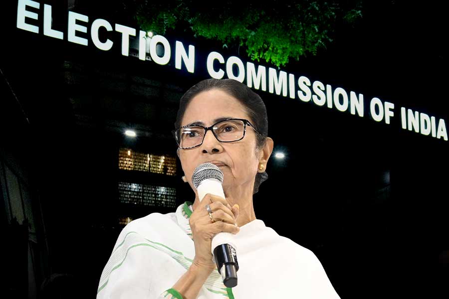 ‘কাউকে সাসপেন্ড করব না’, নির্বাচন কমিশনকে ‘বিজেপির ক্রীতদাস’ বলে তোপ মমতার