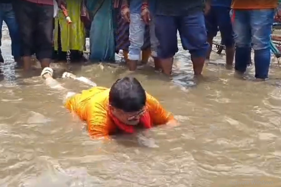 চাকদহে জমা জলে সাঁতার বিজেপি বিধায়ক বঙ্কিমের, ‘নাটক করছে’, পালটা তৃণমূলের