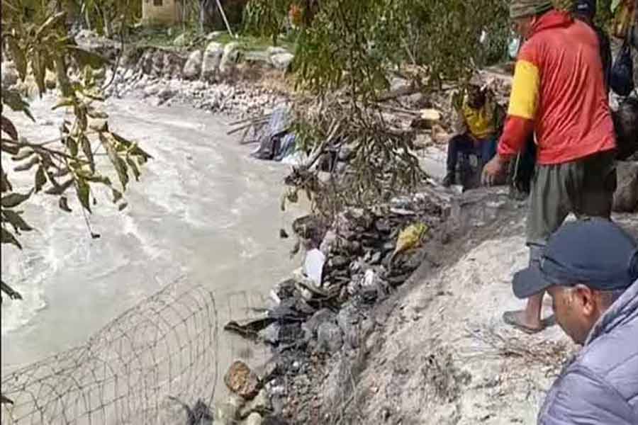 ভূমিধসে বিঘ্ন চারধাম যাত্রায়, উত্তরাখণ্ডের চার জেলায় জারি কমলা সতর্কতা