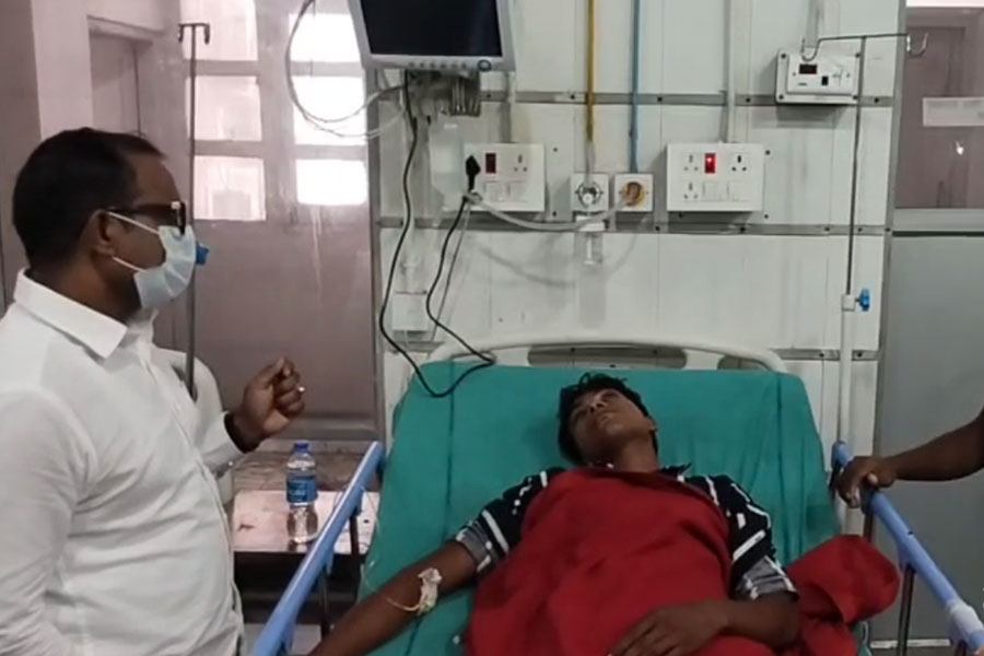যোগীরাজ্যে বাংলাদেশি সন্দেহে বাংলার শ্রমিককে বেধড়ক মার পুলিশের! ভর্তি হাসপাতালে
