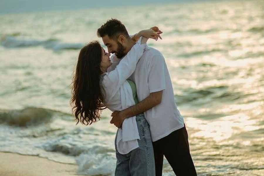 গোপন কথাটি… সুখী যুগল নেটদুনিয়ায় ছবি শেয়ার করেন কম! কারণ জানলে চমকে যাবেন