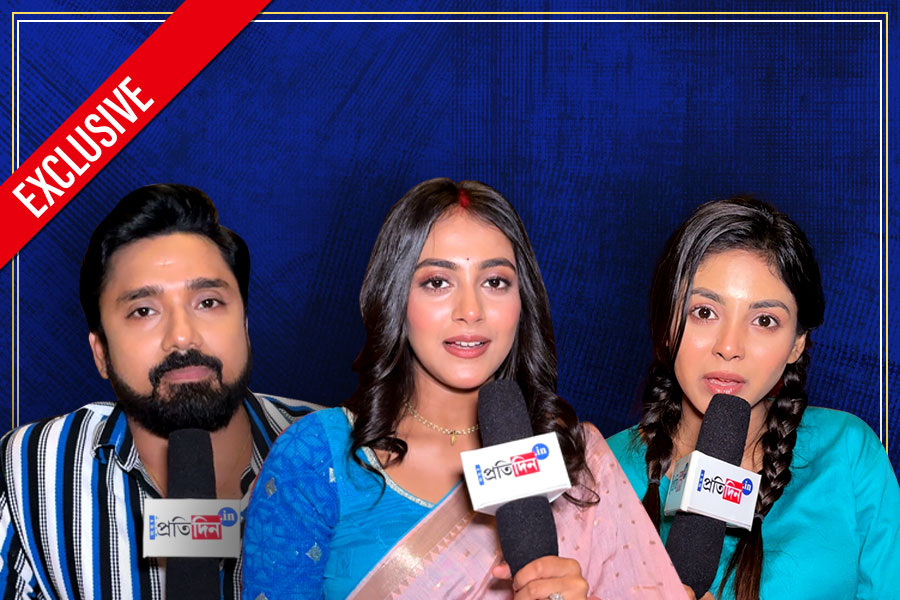 ‘তুই আমার হিরো’র সেটে জমজমাট আড্ডায় রুবেল-মোহনা-শার্লি