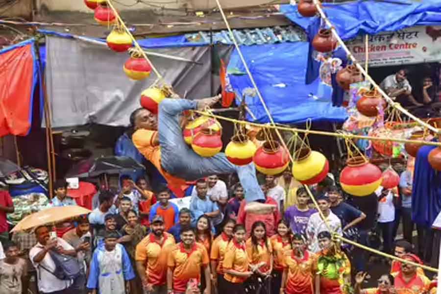 মহারাষ্ট্রের দহিহান্ডি উৎসবে মৃত ২, আহত দু’শোরও বেশি, পুলিশের ভূমিকা নিয়ে প্রশ্ন