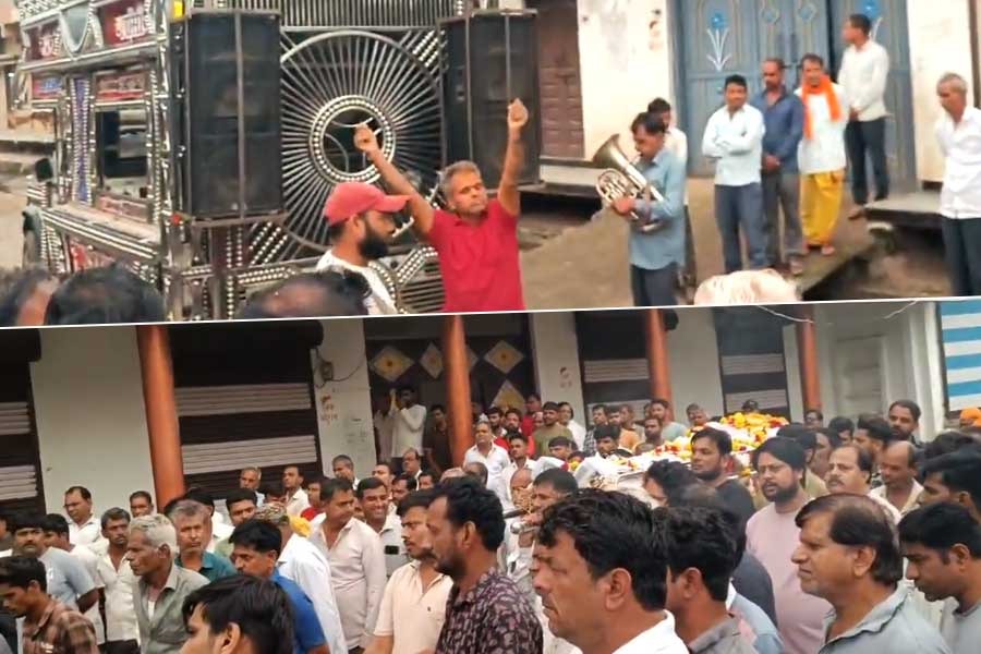 বন্ধুর শেষ ইচ্ছেপূরণ করে শেষকৃত্যে নাচ, ব্যক্তির ভিডিও দেখে চোখ ভিজছে নেটপাড়ার!