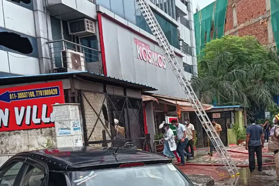 দিল্লির হাসপাতালে বিধ্বংসী আগুন, মৃত্যু এক হাসপাতাল কর্মীর, আহত অন্তত ১০ জন