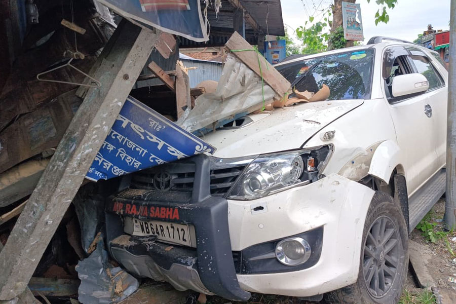 সাতসকালে ধূপগুড়িতে দুর্ঘটনা, দোকানে ধাক্কা ‘এমপি রাজ্যসভা’ লেখা গাড়ির, মালিকানা নিয়ে রহস্য