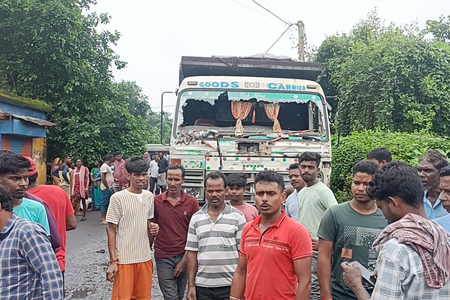 ট্রাকের তলায় পিষ্ট যুবক, দেহ আটকে বিক্ষোভে স্থানীয়রা, পুলিশ-জনতা ‘খণ্ডযুদ্ধে’ উত্তপ্ত কাঁকসা