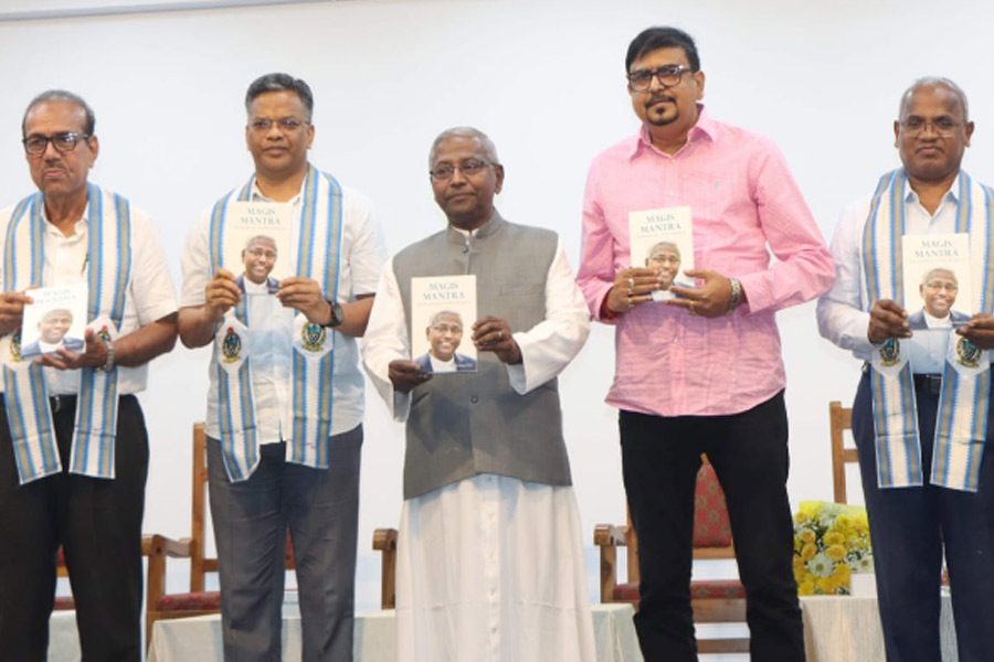 ‘থামুক যুদ্ধ, নামুক শান্তি’, টেরেসার জন্মদিনে জীবনী উন্মোচন করে বার্তা ফেলিক্স রাজের