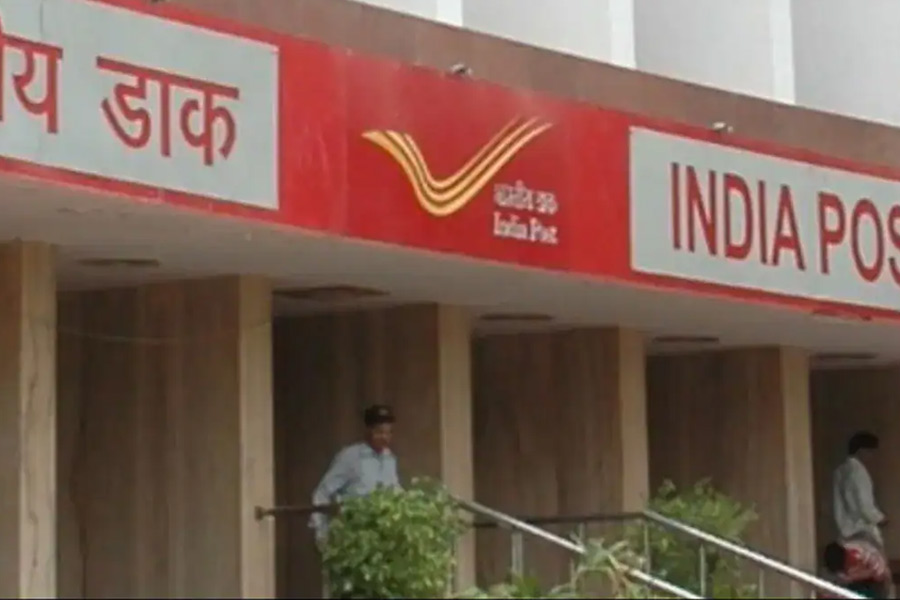 গ্রাহকদের লক্ষাধিক টাকা প্রতারণা! বদলির দিনই পোস্টমাস্টারকে ঘিরে বিক্ষোভ জলপাইগুড়িতে