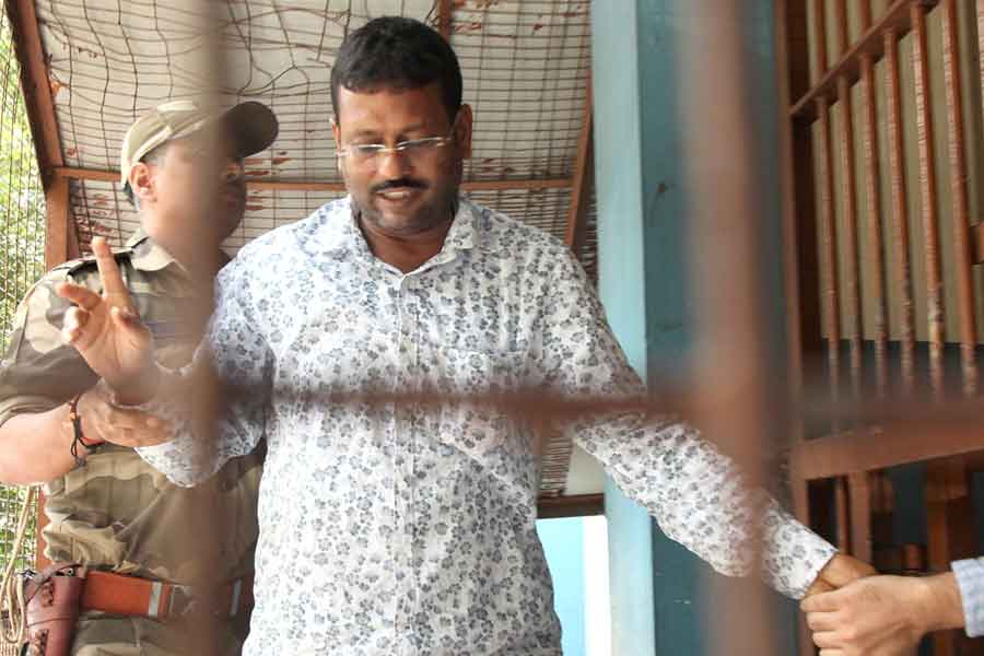 ছেলেকে আদর করে কাঠগড়ায় কান্না জীবনের, জেল হেফাজতে তৃণমূল বিধায়ক
