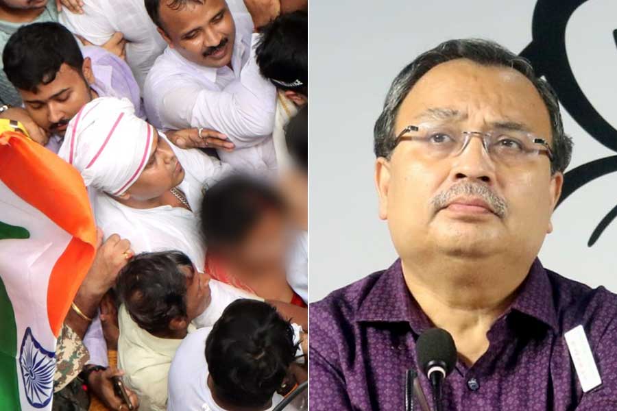 ‘নিজের মুখ দেখাতেই অভয়ার মাকে ঠেলে ফেলে দিয়েছে’, কৌস্তভের ‘গুন্ডাগিরি’র তীব্র নিন্দা কুণালের