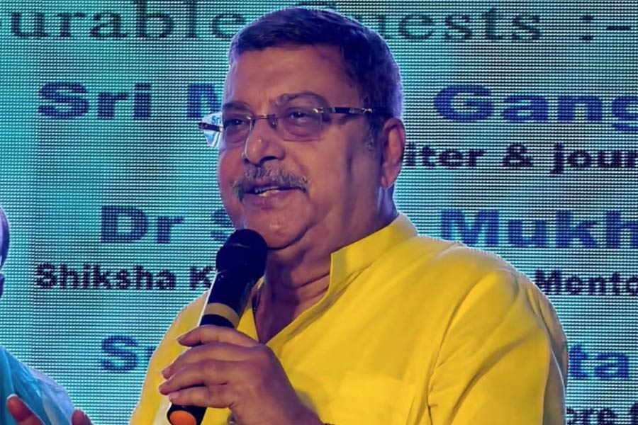 ম্লান মহুয়া-বিরোধিতা! ‘উলটোপালটা বলে ফেলেছি’, রাখিতে ‘দিদি’র আশীর্বাদ পেয়ে ‘অনুতপ্ত’ কল্যাণ