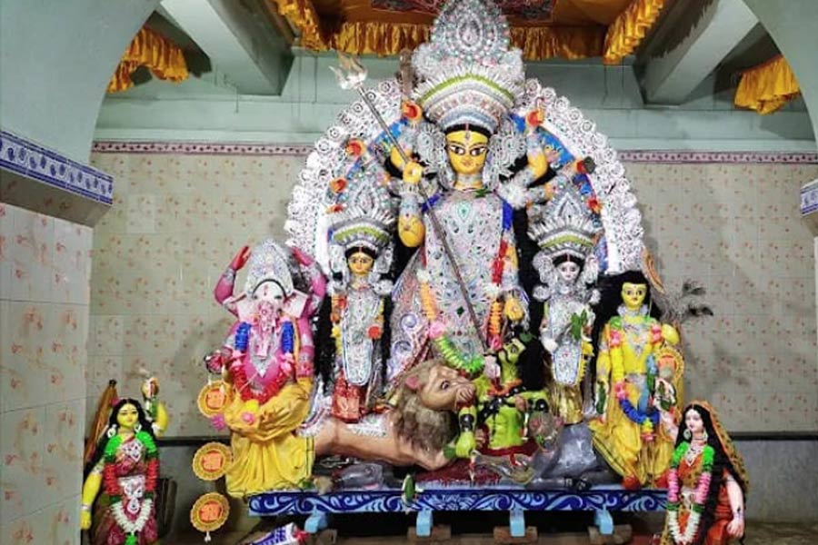 সূর্যের আলোয় হোমাগ্নি, দেবীর অবস্থান পশ্চিমে, কাঁথির কিশোরনগরের দুর্গাপুজোর বিশেষত্ব আর কী?