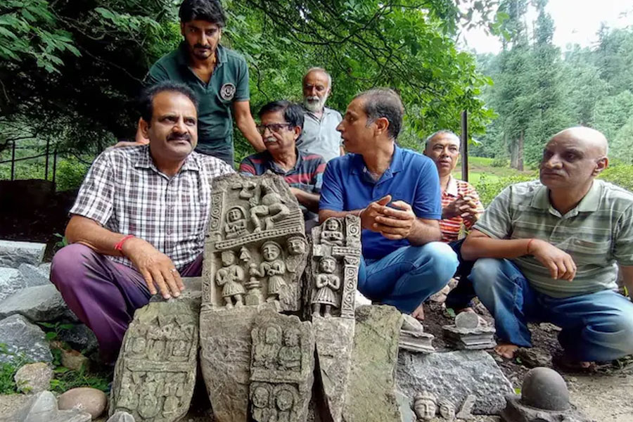 কাশ্মীরে ঝর্না সংস্কারে মাটি খুঁড়তেই বেরল হিন্দু দেবদেবীর প্রাচীন মূূর্তি, মিলল শিবলিঙ্গও!