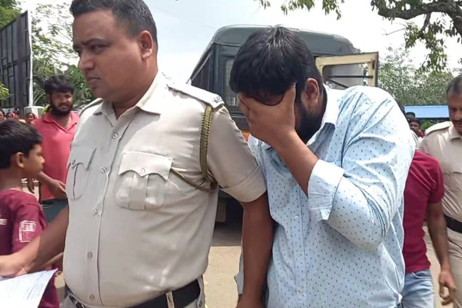কমিশনের নাম করে সমীক্ষায় ব্যক্তিগত তথ্য সংগ্রহ! মুখ্যমন্ত্রীর সতর্কবার্তার পরই গ্রেপ্তার ১