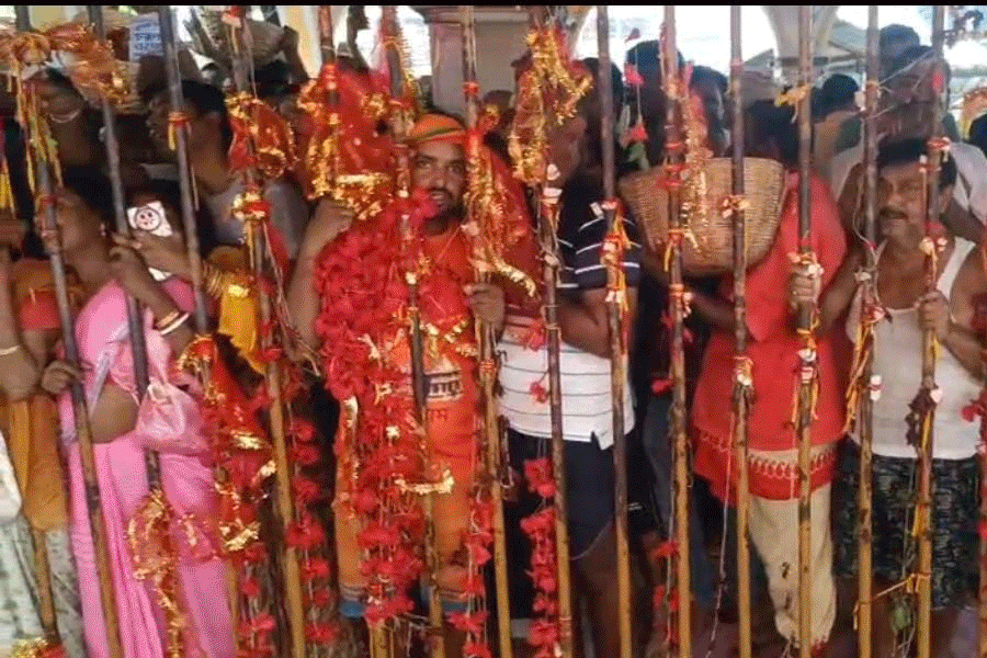 মনোস্কামনা পূরণে পুজো দেওয়ার ভিড়, কৌশিকী অমাবস্যায় তারাপীঠে ভক্তের ঢল