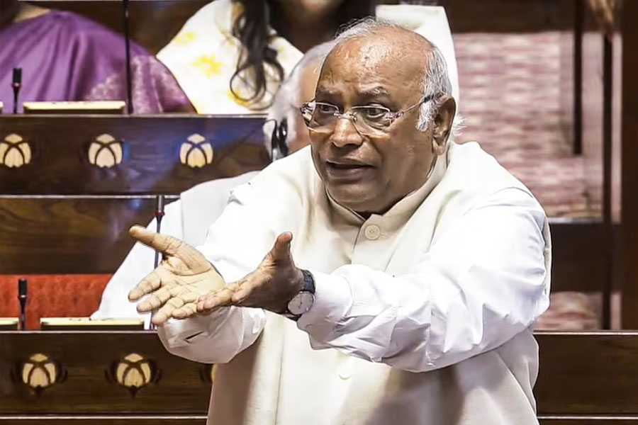 ‘সংসদ আপনি চালাচ্ছেন না অমিত শাহ?’ রাজ্যসভার ডেপুটি চেয়ারম্যানকে প্রশ্ন ক্ষুব্ধ খাড়গের