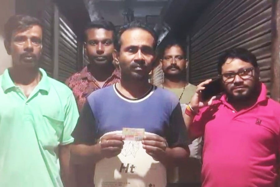 ধার করে কেনা লটারিতেই কোটিপতি! রাতারাতি ভাগ্যবদল কোন্নগরের মিস্ত্রির
