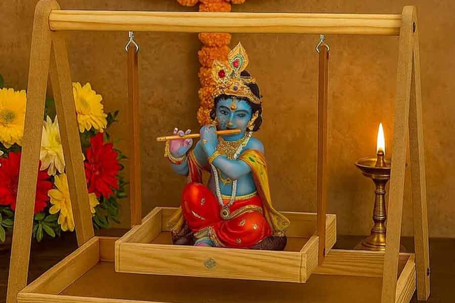 বাস্তুশাস্ত্র মেনে জন্মাষ্টমীতে এভাবেই সাজান দোলনা, নইলে ঘোর সর্বনাশ!