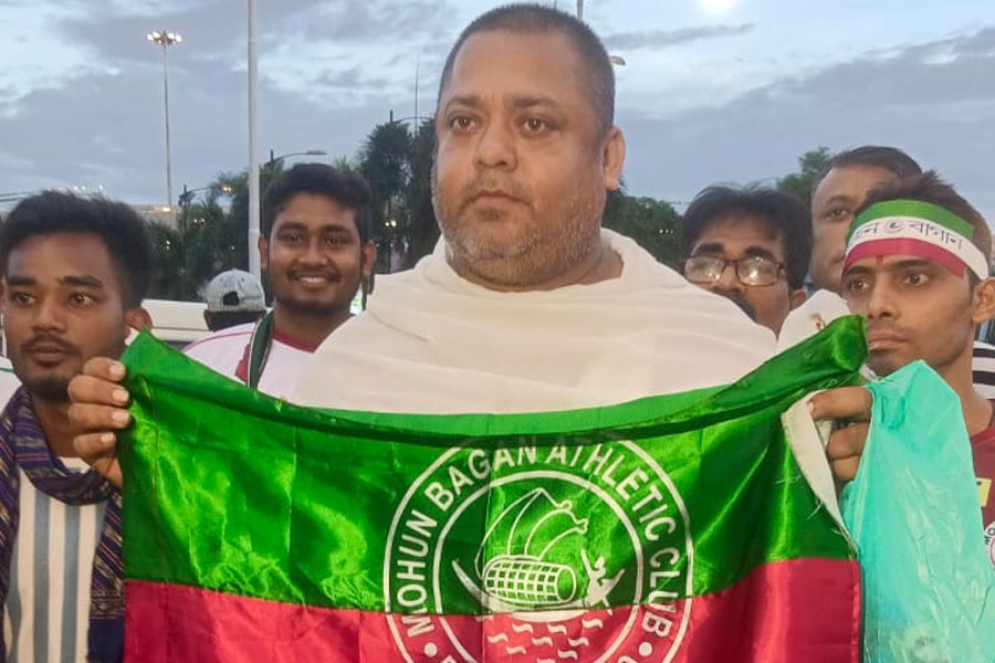 একমাসের মধ্যে হারিয়েছেন মা-বাবাকে, শোক নিয়েই প্রিয় মোহনবাগানকে সমর্থনে মাঠে যুবক
